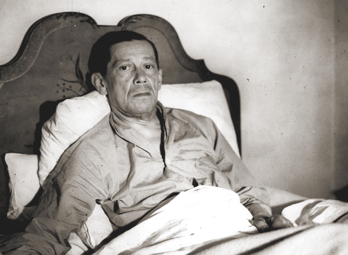 Józef Retinger leżący w łóżku, wychudzony, patrzy w obiektyw
